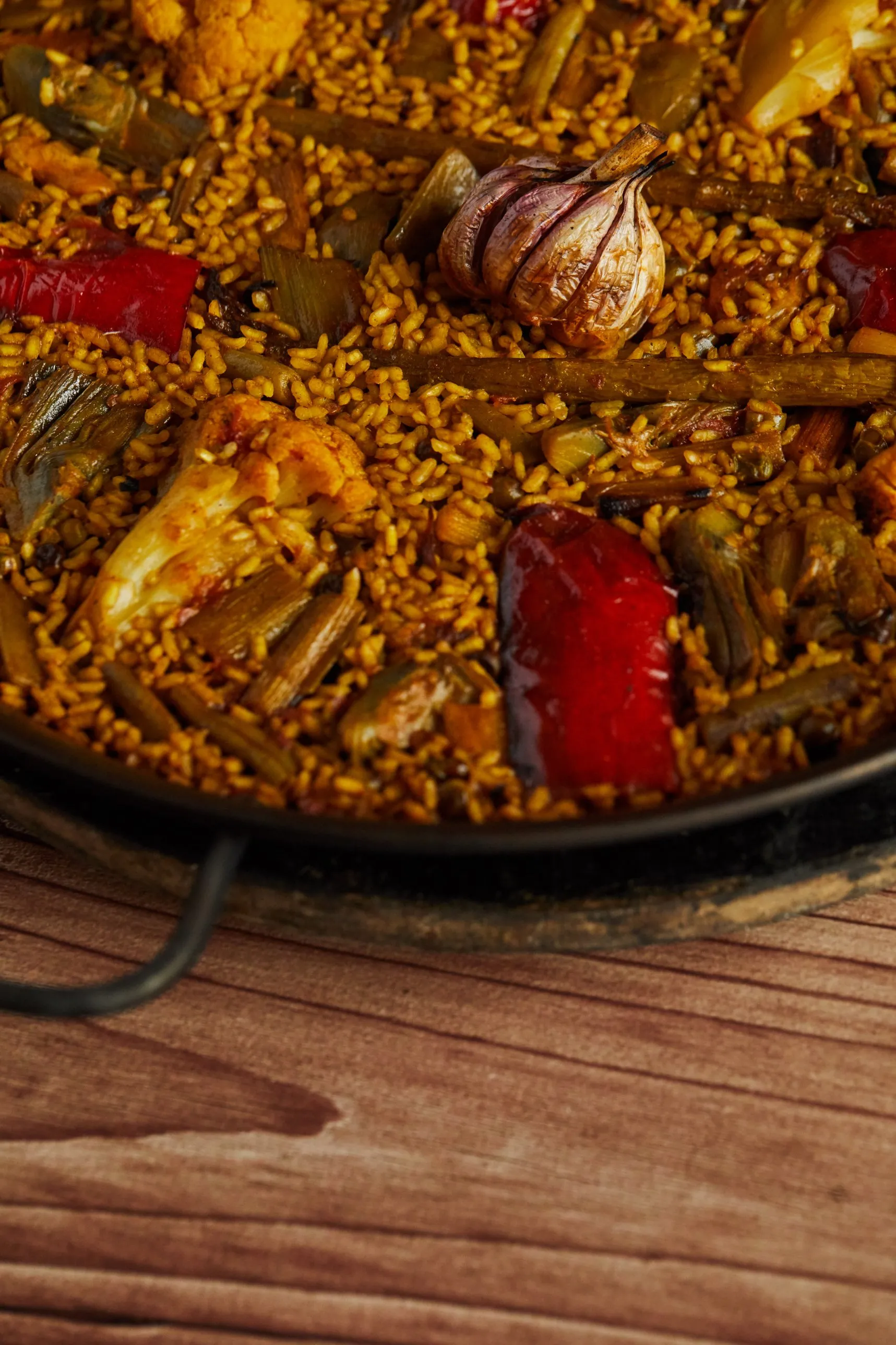 Wood-fired vegetable rice with garlic, red pepper, artichokes and cauliflower
